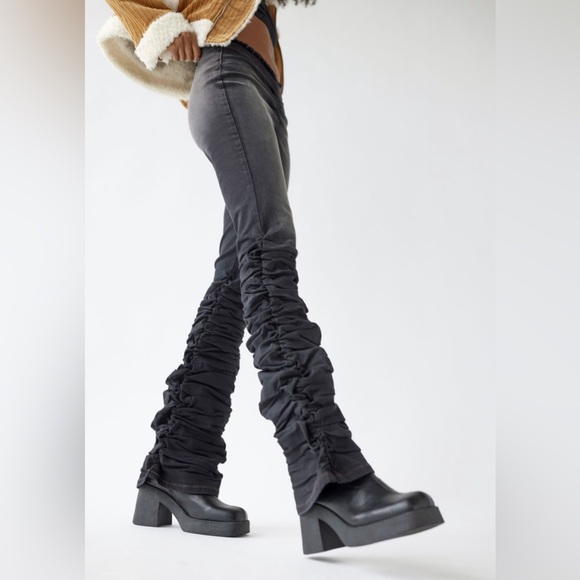 UO // BDG Kiara V-Front Ruched Jean Black - Picture 1 of 6